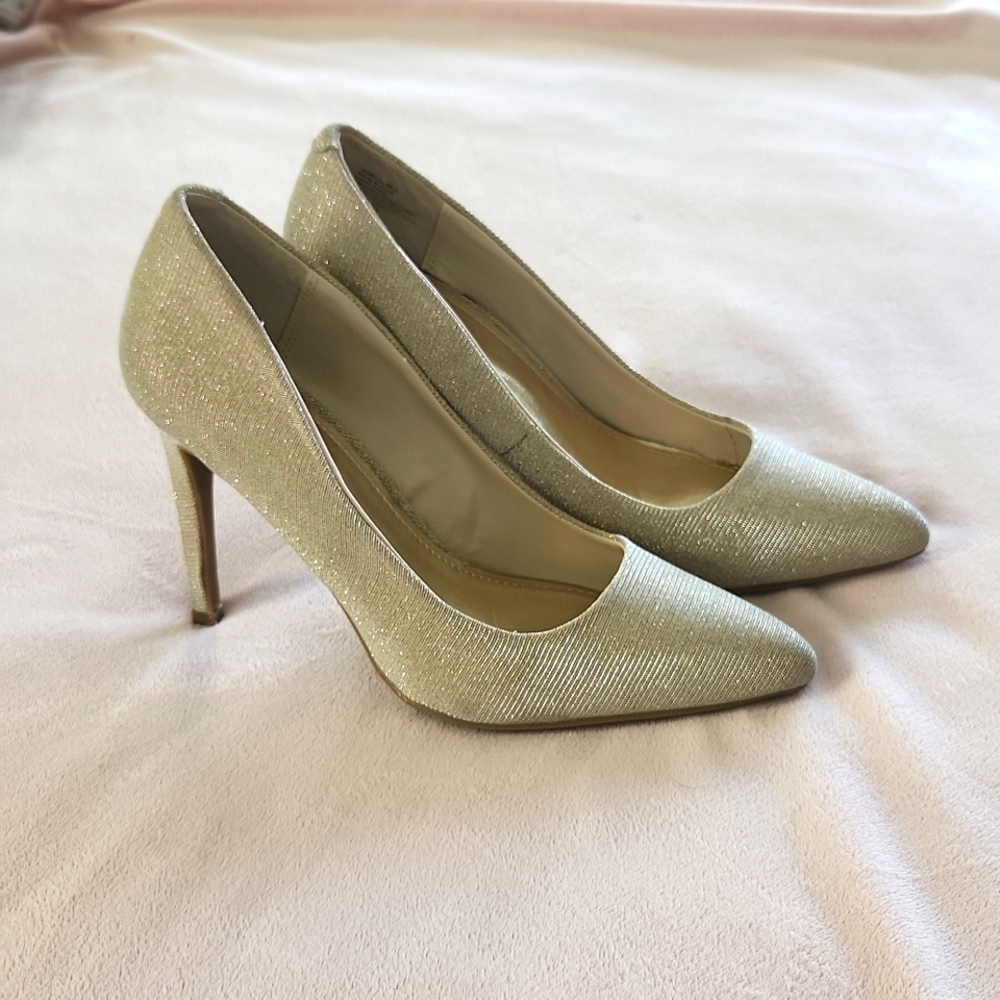 Jennifer Lopez women's champagne gold heels